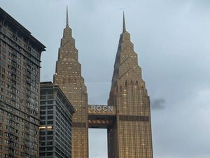 China Punya Menara Kembar Mirip Petronas, Tapi yang Ini Berlapis Emas