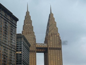 China Punya Menara Kembar Mirip Petronas, Tapi yang Ini Berlapis Emas