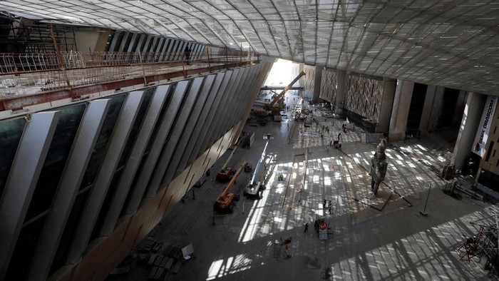 FILE PHOTO: Construction workers around a Statue of King Ramses II at the site of Grand Egyptian Museum (GEM), after the opening was postponed this year amid the coronavirus disease (COVID-19) outbreak, on the outskirts of Cairo, Egypt April 13, 2020. REUTERS/Amr Abdallah Dalsh/File Photo