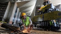 Foto arsip Januari 2018 menunjukkan pekerja konstruksi menyelesaikan pembangunan Museum Agung Mesir di Giza. Foto: REUTERS/Amr Abdallah Dalsh