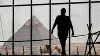 Museum Agung Mesir (GEM), yang terletak di sebelah piramida Giza, sedang mempersiapkan pembukaan resminya yang telah lama dinantikan pada 1 November, lebih dari dua dekade setelah pembangunan pertama kali dimulai. Foto: REUTERS/Amr Abdallah Dalsh