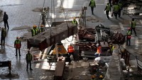 Koleksi harta karun Raja Tutankhamun yang berkilauan dan perahu surya yang terkubur di samping Piramida Khufu masih belum terlihat oleh publik, menunggu peluncuran penuh dari apa yang diharapkan Mesir akan menjadi salah satu destinasi budaya paling ikonis di dunia.  Foto: REUTERS/Amr Abdallah Dalsh