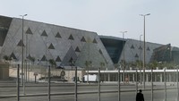 Proyek yang awalnya dijadwalkan dibuka pada tahun 2012 ini mengalami penundaan bertahun-tahun akibat pembengkakan biaya dan gejolak politik. Museum tersebut menyatakan bahwa museum ini akan menjadi museum terbesar di dunia yang didedikasikan untuk peradaban Mesir kuno, memamerkan artefak dari masa prasejarah hingga era Yunani dan Romawi. Foto: REUTERS/Mohamed Abd El Ghany