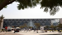 Pandangan umum Museum Agung Mesir (GEM), di dekat Piramida Agung Giza. Pada 1 November 2025 lalu, museum ini resmi dibuka untuk umum. Foto: REUTERS/Mohamed Abd El Ghany