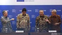 Keempat pimpinan lembaga ekonomi tersebut tampak berbincang hangat sebelum menyampaikan hasil rapat kepada media.