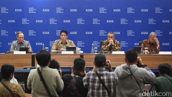 Menteri Keuangan Purbaya Yudhi Sadewa memimpin rapat berkala Komite Stabilitas Sistem Keuangan (KSSK) di Jakarta, Senin (3/11/2025). Rapat tersebut turut dihadiri oleh Gubernur Bank Indonesia (BI) Perry Warjiyo, Ketua Dewan Komisioner Otoritas Jasa Keuangan (OJK) Mahendra Siregar, serta Ketua Dewan Komisioner Lembaga Penjamin Simpanan (LPS) Anggito Abimanyu.