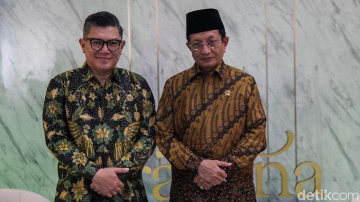 Menteri Agama RI (Menag) Prof. Nasaruddin Umar (kanan) dalam sesi diskusi bersama Content Director detikcom Alfito Deannova (kiri).