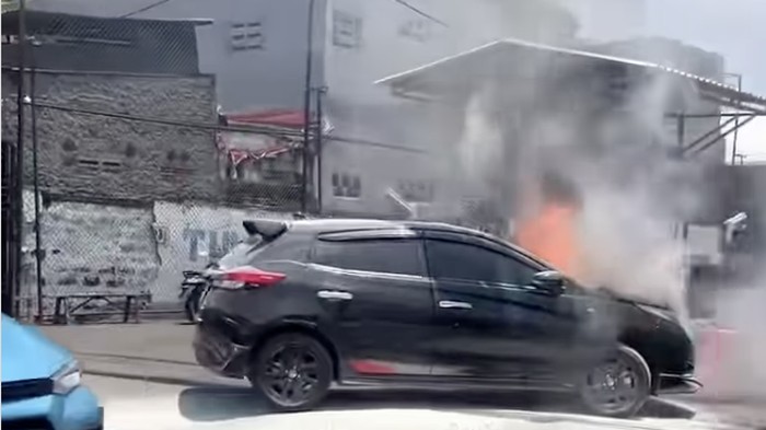 Mobil terbakar di Palmerah Jakbar. (Dok. screenshot video viral)