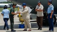 Prabowo lantas memberikan kunci pesawat secara simbolis kepada Panglima TNI.