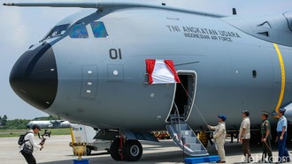 Momen Prabowo Siram Pesawat Baru dengan Air Bunga, Serahkan Simbolis ke TNI AU