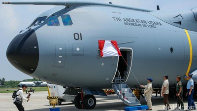Momen Prabowo Siram Pesawat Baru dengan Air Bunga, Serahkan Simbolis ke TNI AU
