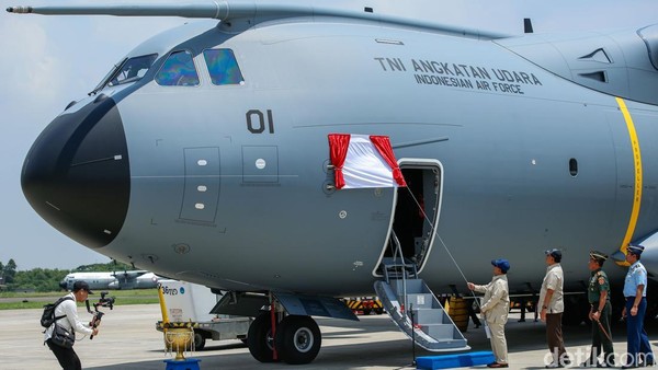 Momen Prabowo Siram Pesawat Baru dengan Air Bunga, Serahkan Simbolis ke TNI AU