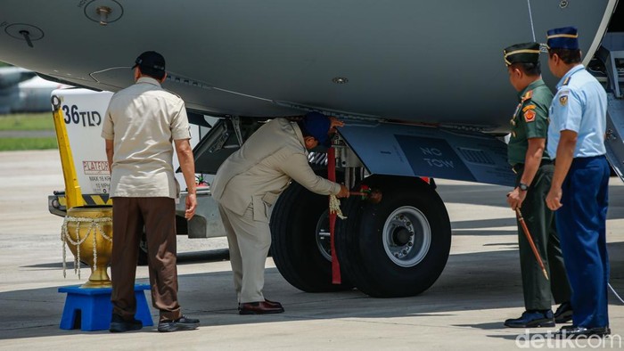 Presiden RI Prabowo Subianto menyiram air bunga di roda pesawatangkut militer Airbus A400M Multi Role Tanker Transport (MRTT) di Bandara Halim Perdanakusuma, Jakarta, Senin (3/11/2025).