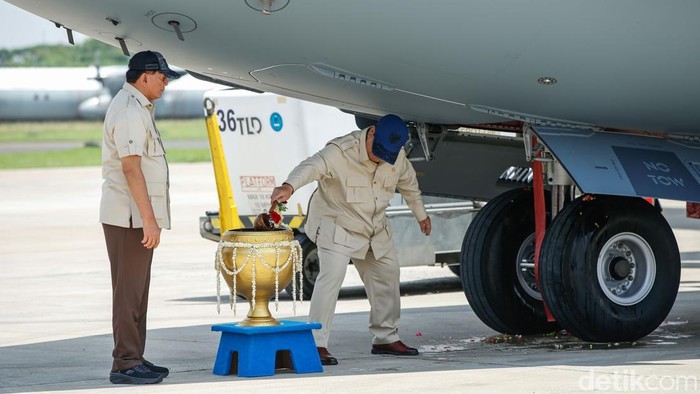 Presiden RI Prabowo Subianto menyiram air bunga di roda pesawatangkut militer Airbus A400M Multi Role Tanker Transport (MRTT) di Bandara Halim Perdanakusuma, Jakarta, Senin (3/11/2025).