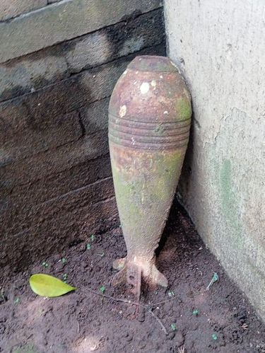 Mortir di Jogja Penampakan mortir yang ditemukan di halaman rumah warga di Cokrodiningratan, Jetis, Kota Jogja, Senin (3/11).