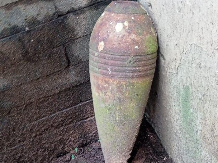 Penampakan mortir yang ditemukan di halaman rumah warga di Cokrodiningratan, Jetis, Kota Jogja, Senin (3/11).
