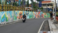 Tembok di Jalan Gubeng Pojok, Surabaya yang sebelumnya penuh dengan coretan tidak beraturan. Kini kembali menjadi cantik.