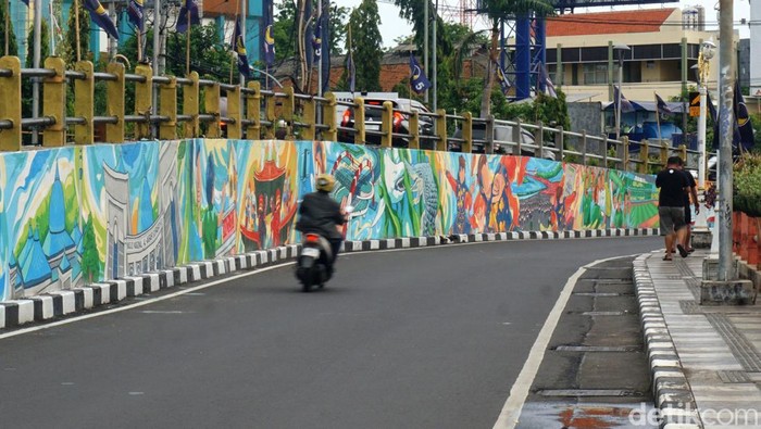 Keberadan mural di tembok Jalan Gubeng Pojok, mempercantik Kota Surabaya