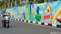 Pemerintah Kota Surabaya akan memburu para pelaku vandalisme yang tersorot camera CCTV. Sebab mural itu juga menjadi fasilitas umum.