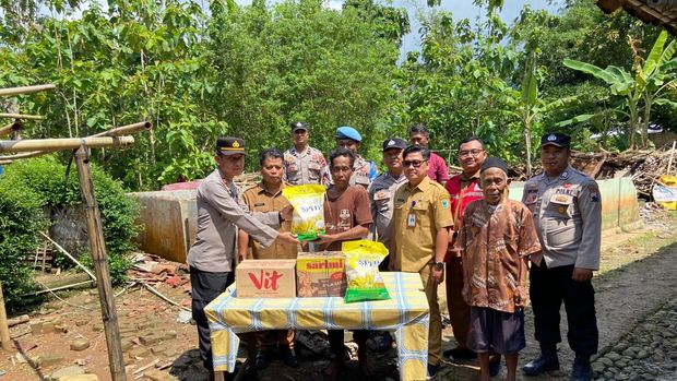 Njagani Jateng Kapolsek Rowoekele, AKP Mariman, saat menyerahkan bantuan kepada seorang warga Desa Kretek yang rumahnya roboh lantaran rapuh, Warsito (49). Foto diunggah Senin (3/11/2025).