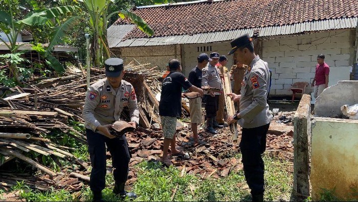 Kapolsek Rowoekele, AKP Mariman, saat menyerahkan bantuan kepada seorang warga Desa Kretek yang rumahnya roboh lantaran rapuh, Warsito (49). Foto diunggah Senin (3/11/2025).