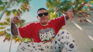 Toton Caribo hadir sebagai representasi musik pesta ala anak muda Indonesia. Dua lagunya, Ngapain Repot dan Mace Puru, meledak di klub dan tongkrongan sepanjang tahun berkat energi upbeat dan vibe musik timur yang autentik. Foto: Official MV Lagu Ngapain Repot. Foto: Tangkapan layar YouTube Toton Caribo