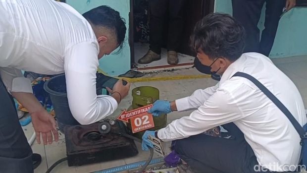 Olah TKP gas melon meledak Polisi melakukan olah TKP di lokasi ledakan gas melon di salah satu kamar kos di Buaran Kradenan, Pekalongan Selatan, Kota Pekalongan, Senin (3/11/2025).