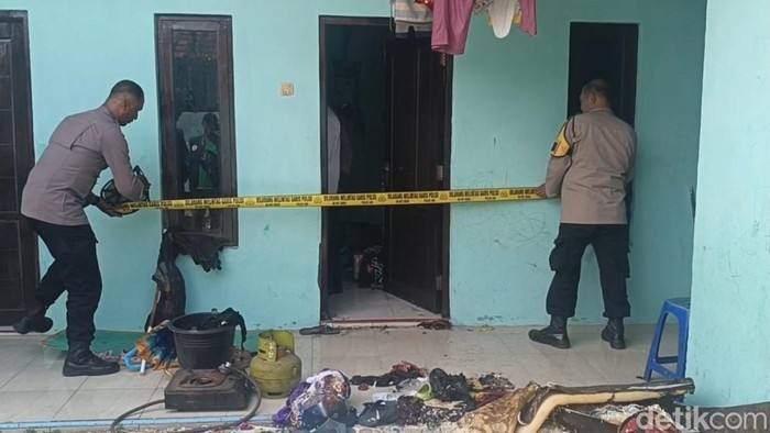 Polisi melakukan olah TKP di lokasi ledakan gas melon di salah satu kamar kos di Buaran Kradenan, Pekalongan Selatan, Kota Pekalongan, Senin (3/11/2025).