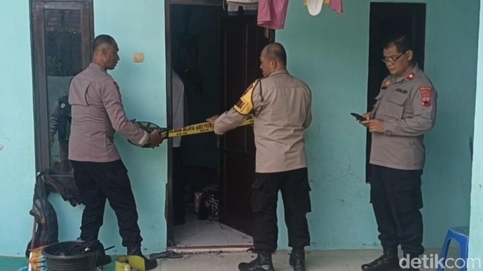 Polisi melakukan olah TKP di lokasi ledakan gas melon di salah satu kamar kos di Buaran Kradenan, Pekalongan Selatan, Kota Pekalongan, Senin (3/11/2025).
