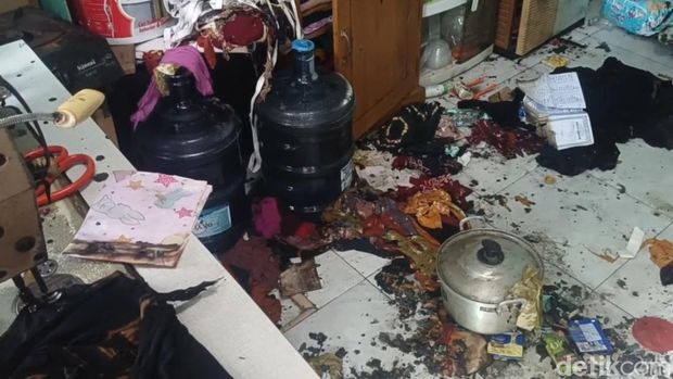Olah TKP gas melon meledak Polisi melakukan olah TKP di lokasi ledakan gas melon di salah satu kamar kos di Buaran Kradenan, Pekalongan Selatan, Kota Pekalongan, Senin (3/11/2025).