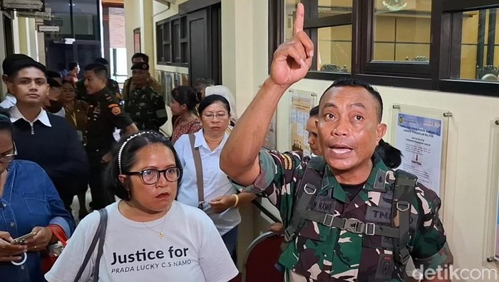 Orang tua Prada Lucky mengamuk di Pengadilan Militer III-15 Kupang, NTT, Senin (3/11/2025). (Foto: Yufengki Bria/detikBali)