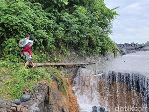Perjuangan Ortu Gendong Anak Lewati Lahar Dingin Semeru Demi ke Sekolah
