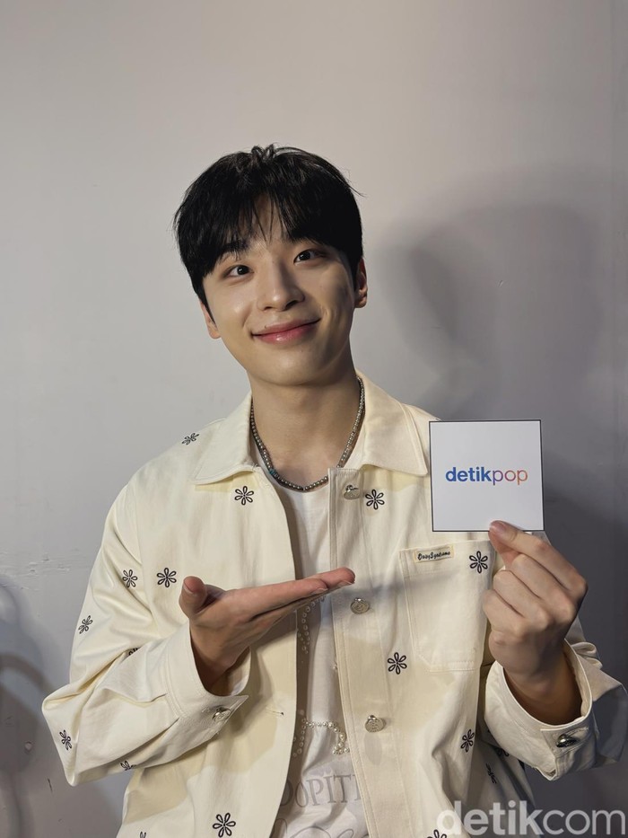 Penyanyi Korea Selatan Pagaehun saat berkunjung ke kawasan Transmedia, Mampang Prapatan, Jakarta Selatan. Pagaehun viral di Indonesia berkat lagu Play With Me (2024).