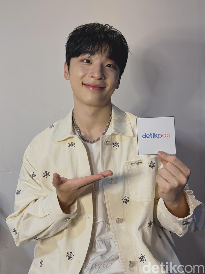 Penyanyi Korea Selatan Pagaehun saat berkunjung ke kawasan Transmedia, Mampang Prapatan, Jakarta Selatan. Pagaehun viral di Indonesia berkat lagu Play With Me (2024).