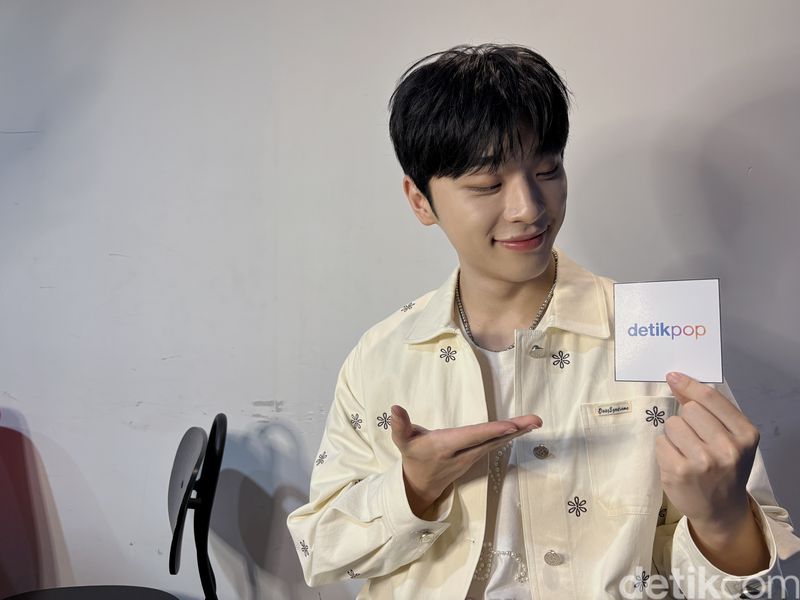 Penyanyi Korea Selatan Pagaehun saat berkunjung ke kawasan Transmedia, Mampang Prapatan, Jakarta Selatan. Pagaehun viral di Indonesia berkat lagu Play With Me (2024).