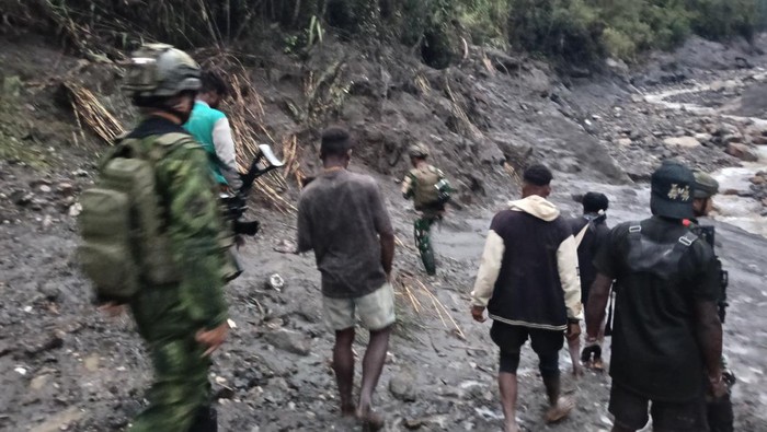 Banjir dan tanah longsor di Nduga, Papua Pegunungan, menyebabkan 15 orang hilang. Proses evakuasi terhambat cuaca buruk dan akses terbatas.