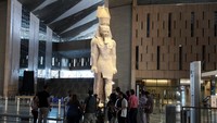 Patung megah Ramses II berdiri di aula utama Museum Agung Mesir, Giza, Mesir. Patung granit setinggi 11 meter dan seberat 83 ton itu menjadi ikon penyambut pengunjung museum. Foto: REUTERS/Amr Abdallah Dalsh