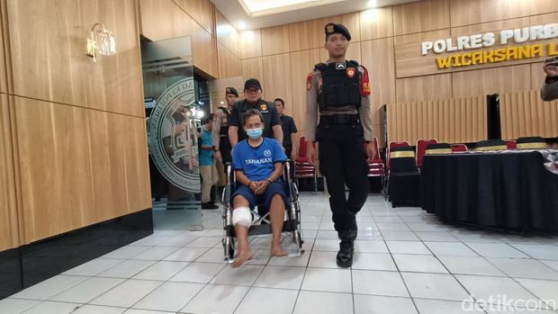 Pelaku Pembunuhan Pelaku pembunuh wanita yang ditemukan tewas bersimbah darah di rumah kontrakannya, wilayah Kelurahan Wirasana, Kecamatan Purbalingga ditangkap tim Sat Reskrim Polres Purbalingga, Senin (3/11/2025).