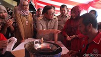 Gubernur DKI Jakarta Pramono Anung berbincang dengan peserta pelatihan membatik bagi penyandang disabilitas di Jakarta, Senin (3/11/2025).