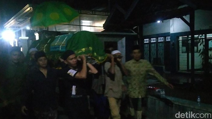Pemakaman korban ledakan dari gas melon di Kota Pekalongan, Senin (3/11/2025).
