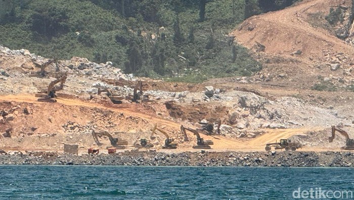 Penampakan aktivitas pembangunan smelter bauksit menjadi alumina dan alumunium oleh PT. Dharma Inti Bersama (Harita Group) di Pulau Penebang, Desa Pelapis, Kecamatan Kepulauan Karimata, Kayong Utara.