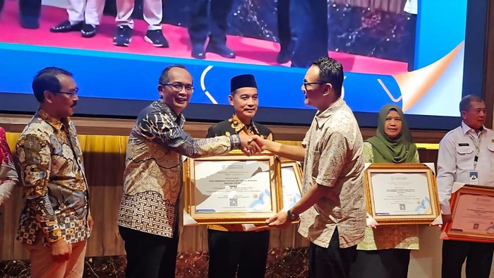 Pemkab Sukabumi menerima penghargaan terkait pelayanan KB