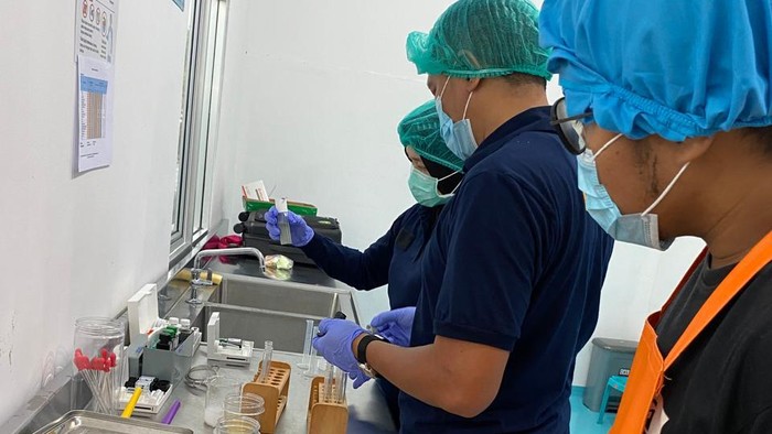 Pengujian sampel menu MBG di SPPG Polresta Banyumas. Foto diunggah Senin (3/11/2025).