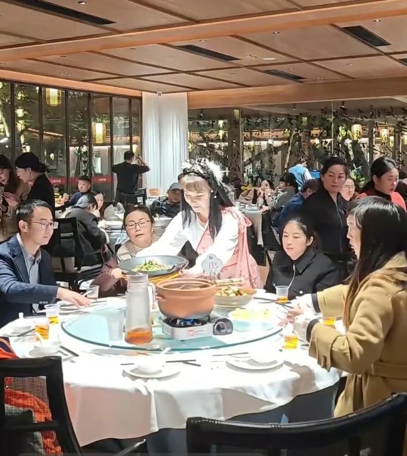 Penuh Pertunjukan Unik, Resto Ini Tawarkan Pengalaman Makan ala Film Kungfu .