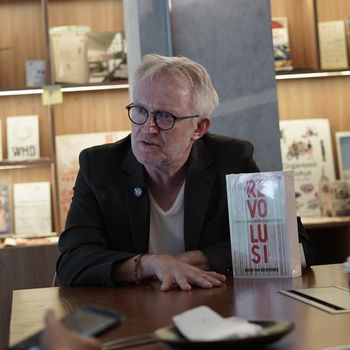 Penulis Revolusi David Van Reybourck saat peluncuran di Gramedia Jalma, Jakarta Selatan, Senin (3/11).