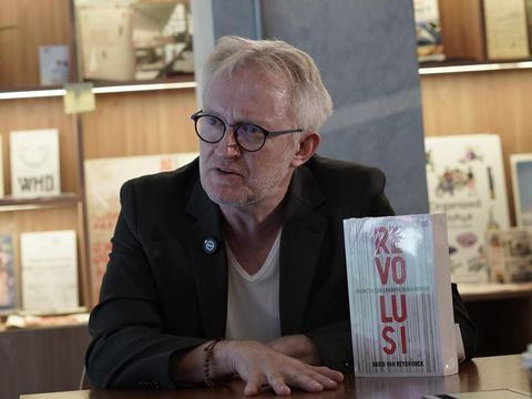 Penulis Revolusi David Van Reybourck saat peluncuran di Gramedia Jalma, Jakarta Selatan, Senin (3/11).