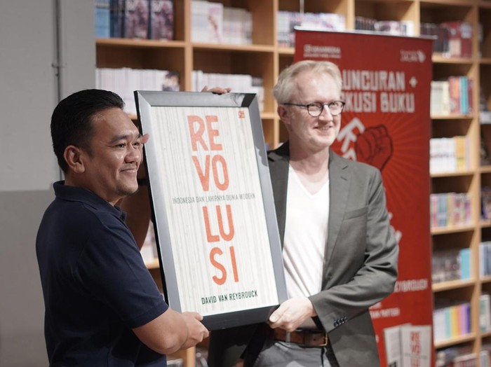 Penulis Revolusi David Van Reybourck saat peluncuran di Gramedia Jalma, Jakarta Selatan, Senin (3/11).