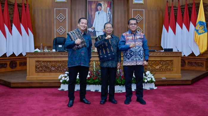 Pertemuan Gubernur NTB Lalu Muhamad Iqbal (kiri), Gubernur Bali Wayan Koster (tengah), dan Gubernur NTT Emanuel Melkiades Laka Lena (kanan) di Rumah Jabatan Gubernur Bali, Jaya Sabha, Denpasar, Senin (3/11/2025). (Dok. Pemprov NTB)