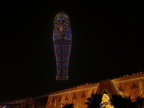 Pertunjukan cahaya drone menggambarkan sarkofagus raja firaun kuno Tutankhamen selama upacara pembukaan Museum Besar Mesir (GEM), dekat kompleks piramida Giza, di Giza, Mesir, 1 November 2025. (REUTERS/Mohamed Abd El Ghany)