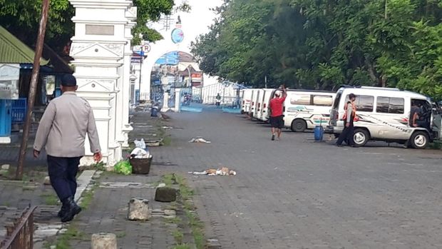 Petugas Dinas Perhubungan Kota Solo, melakukan sterilisasi areal Parkir Pagelaran Keraton Kasunanan Surakarta, Senin (3/11/2025).